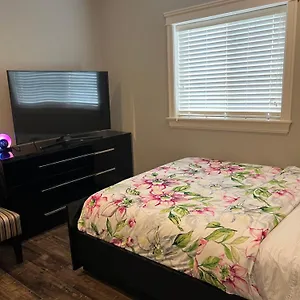 Holiday home Spacious !!! Newer 2 Bedrooms Entire !! Near Airport !!!!, Abbotsford