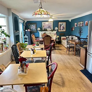Homestay The Charming Hideaway-2 Beds-3 People In Hide-out Private Hidden Bedroom, Abbotsford